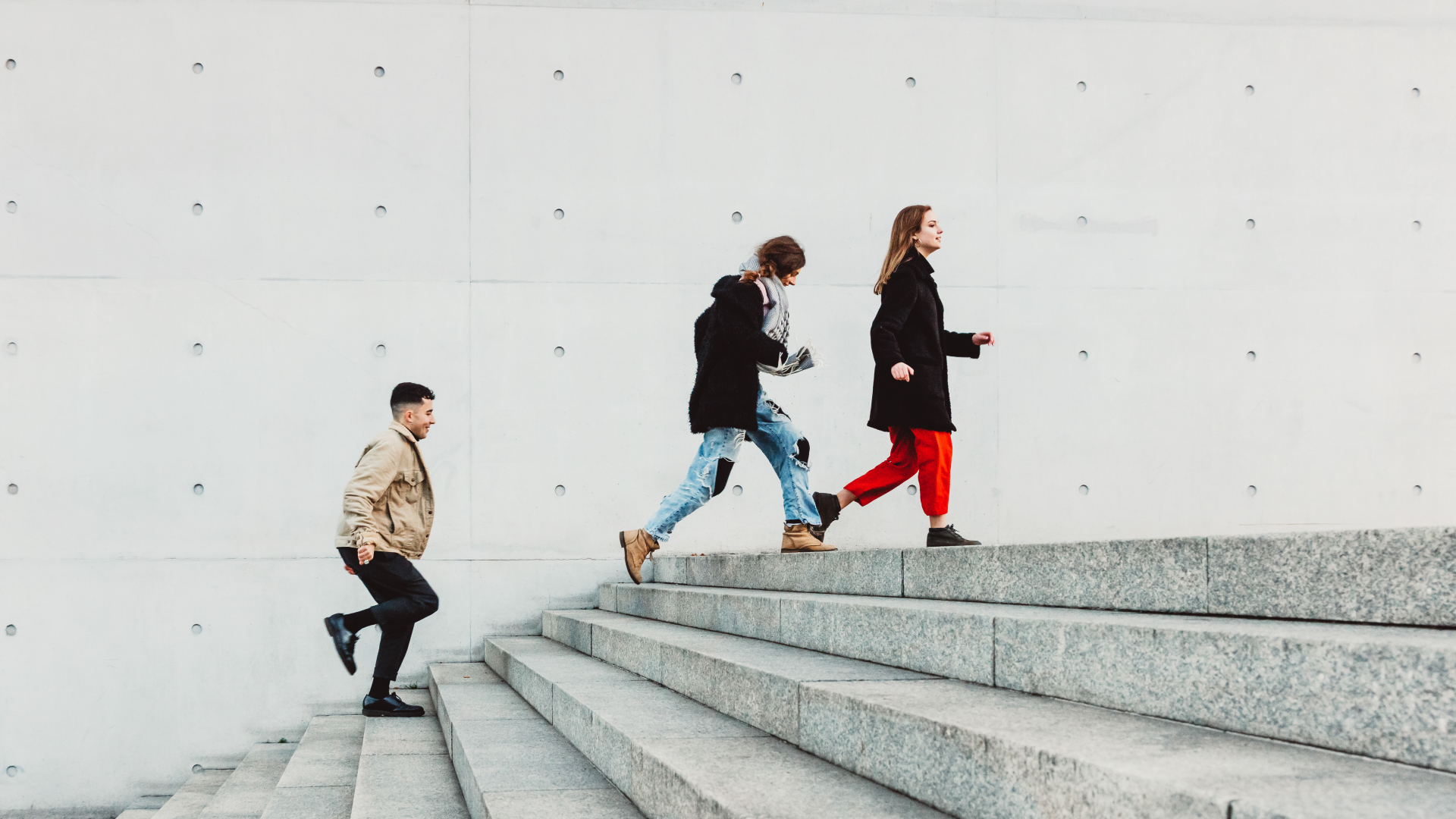 Students walking up stairs at Benedict – branding project by distylerie Zurich